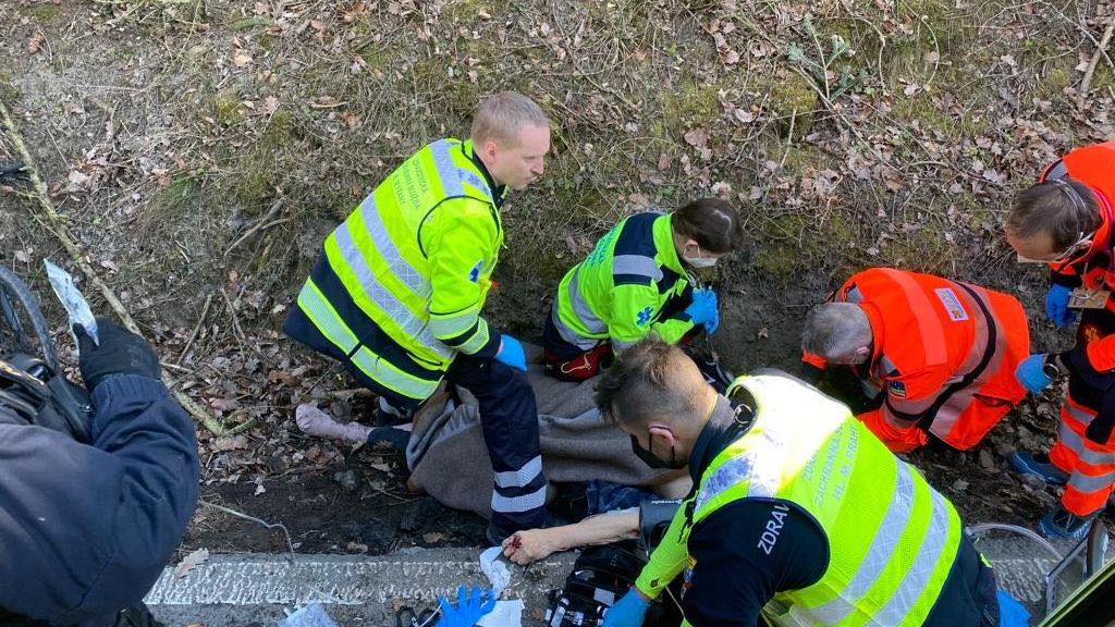 Muž na Olomoucku zemřel po pádu z kola